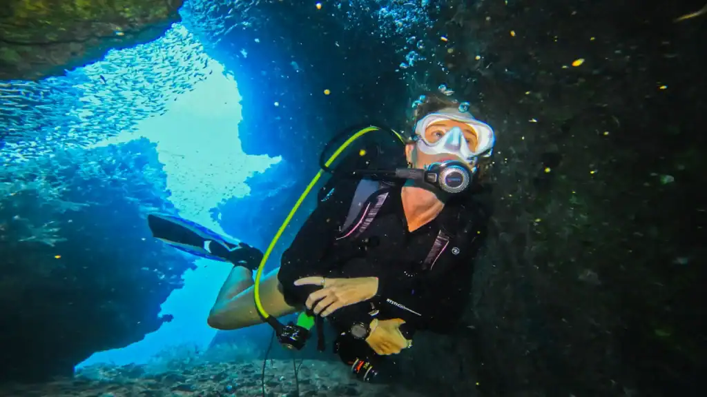 Diver comfortably exploring underwater cave with clear mask seal and no leaks