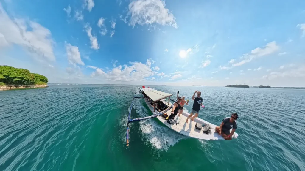Dive boat traveling from Kuta Lombok to South Lombok dive sites