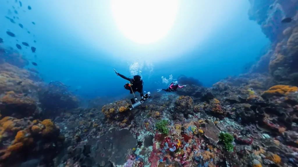 Scuba diver swimming in current during drift dive