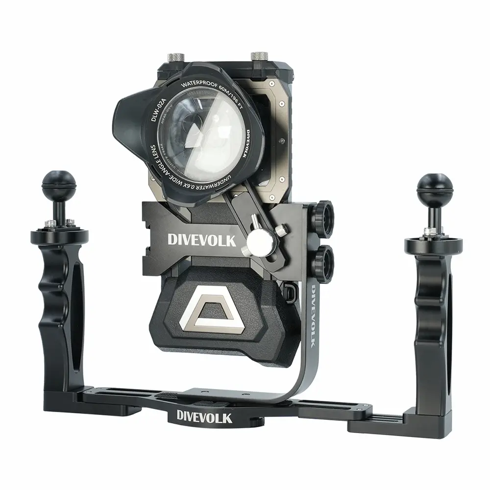 Divevolk's Seatouch 4 Max Plus phone housing on the beach