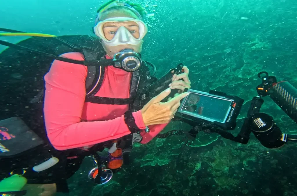Comparison of LetonPower X45 physical Bluetooth camera controls and Divevolk touchscreen operation.