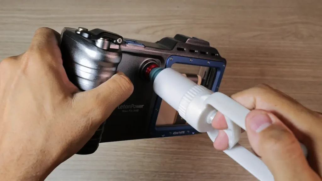 Manual vacuum pump and valve system supplied with the LetonPower X45 underwater phone case.